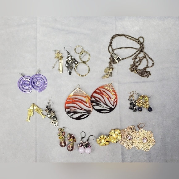 Vintage bunch of Gold Tone Earrings& Necklace - Picture 1 of 8